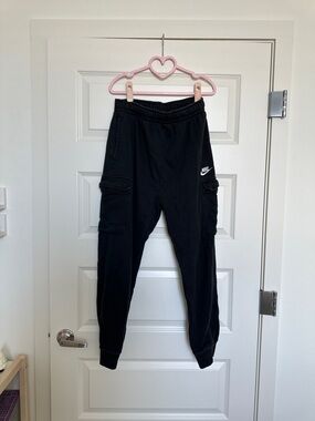 Nike Sportswear Club Fleece
Mid-Rise Oversized Cargo Sweatpants Cotton Joggers